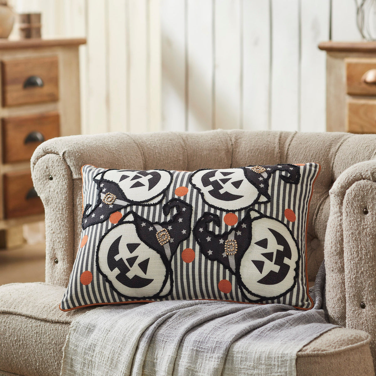 Cozy Jack-O'-Lantern Halloween Accent Pillow – Spooky Vintage Fall Decor